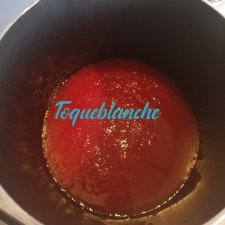 Scaldiamo la passata di pomodoro allungata con l'acqua